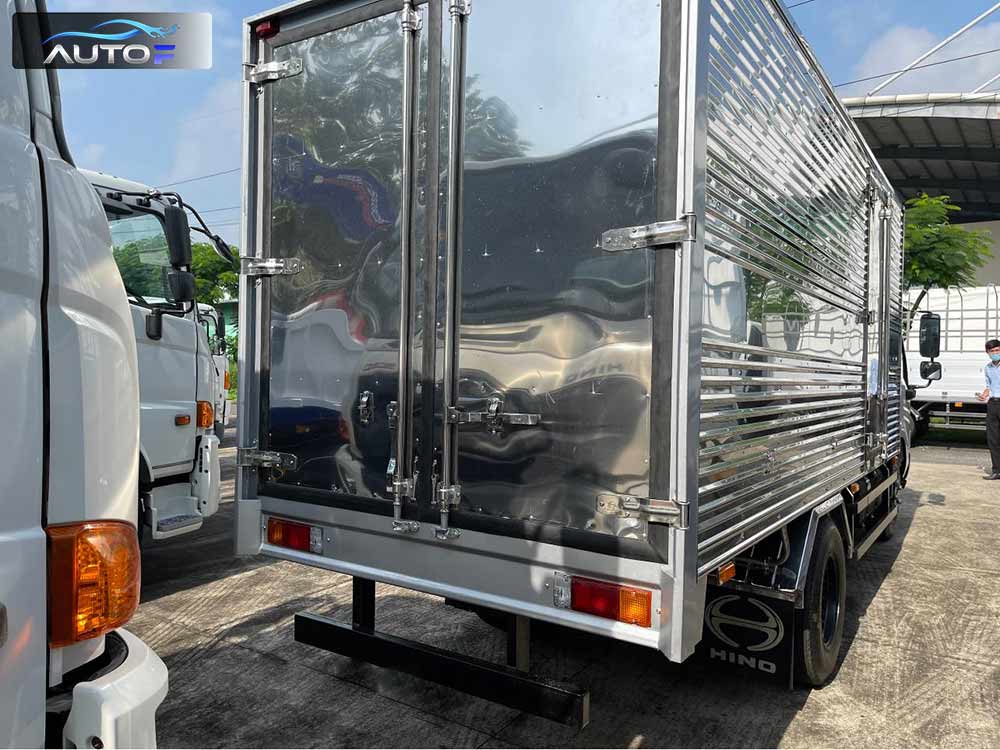 Xe tải Hino XZU650L (1.9t - 4.5m) thùng kín inox